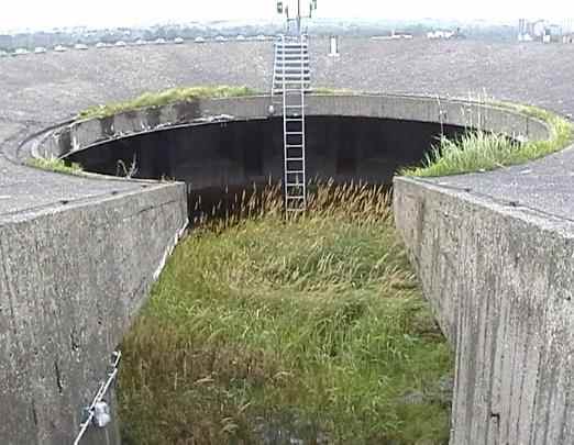 Blick von der Turm-Eindeckung auf die Aussparung für die Geschütz-Rohre